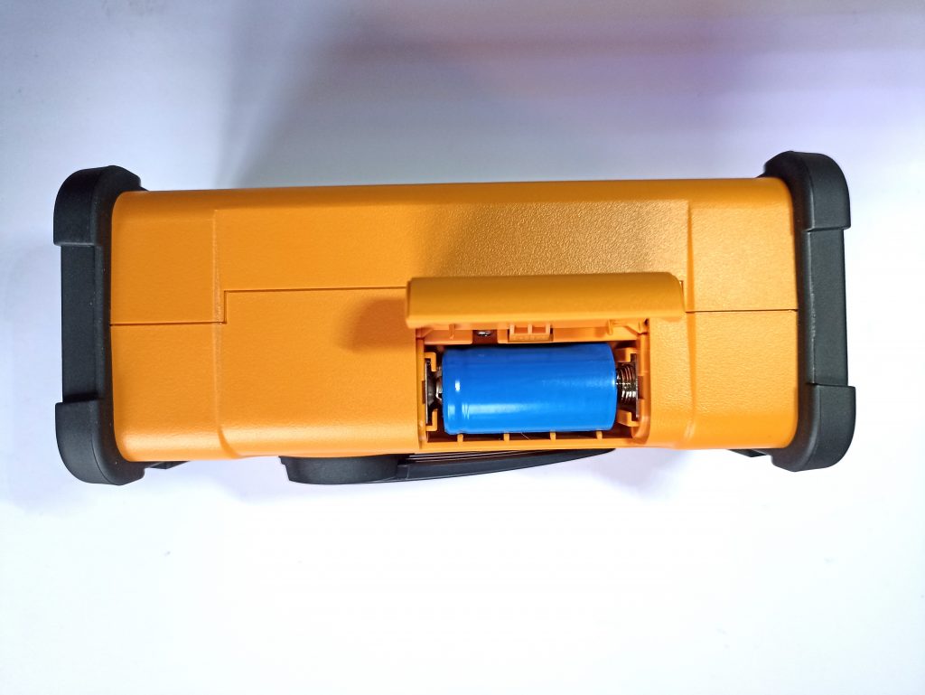 Sangean MMR88 DAB Kurbelradio, Ansicht von unten mit Batteriefach und eingelegter Batterie