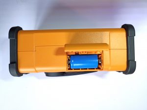 Sangean MMR88 DAB Kurbelradio, Ansicht von unten mit Batteriefach und eingelegter Batterie