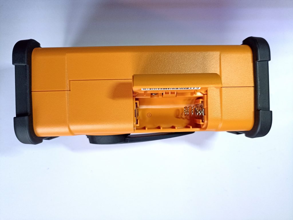 Sangean MMR88 DAB Kurbelradio, Ansicht von unten mit geöffnetem Batteriefach