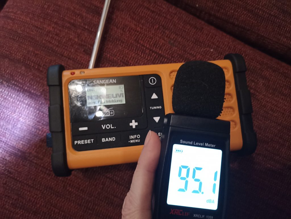 Sangean MMR88 DAB Kurbelradio, Lautstärke Radio in Dezibel