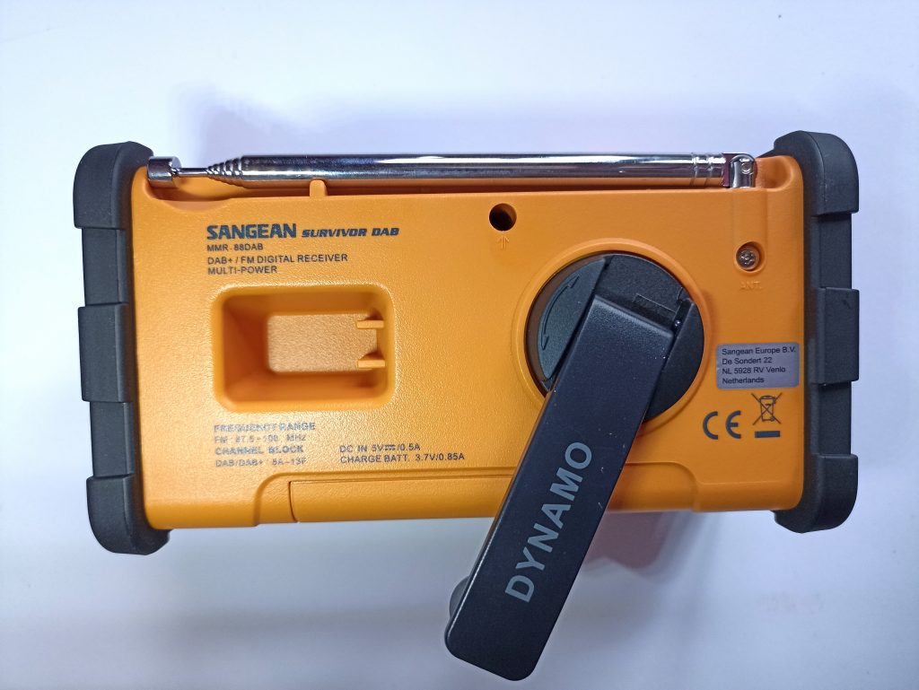Sangean MMR88 DAB Kurbelradio, Rückansicht mit gelöster Kurbel