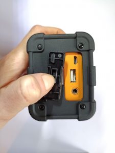 Sangean MMR88 DAB Kurbelradio, Seitenansicht mit DC in und DC out, Deckel geöffnet