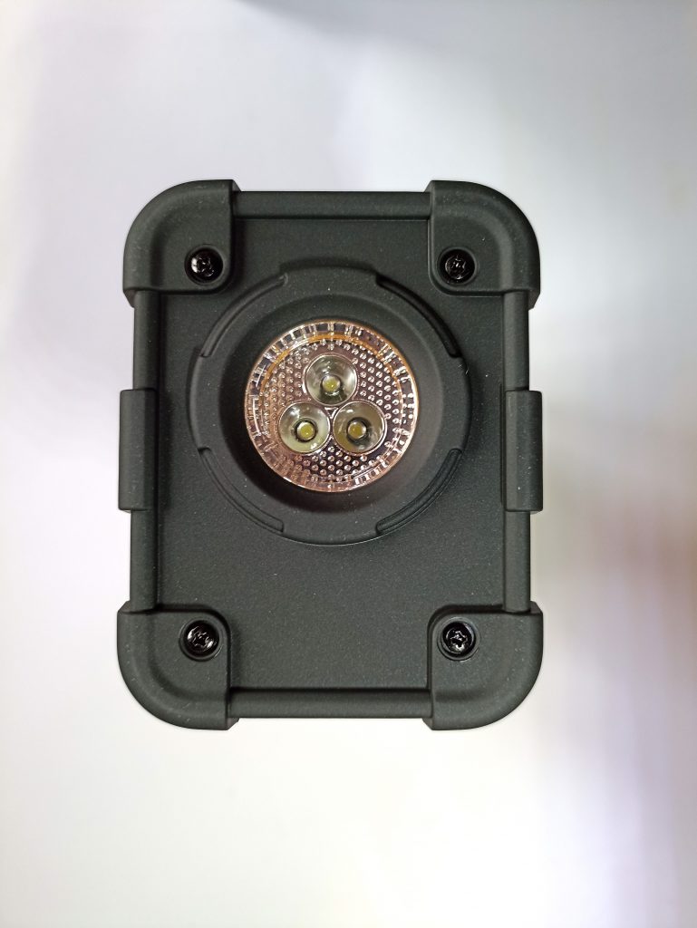 Sangean MMR88 DAB Kurbelradio, Seitenansicht mit Lampe