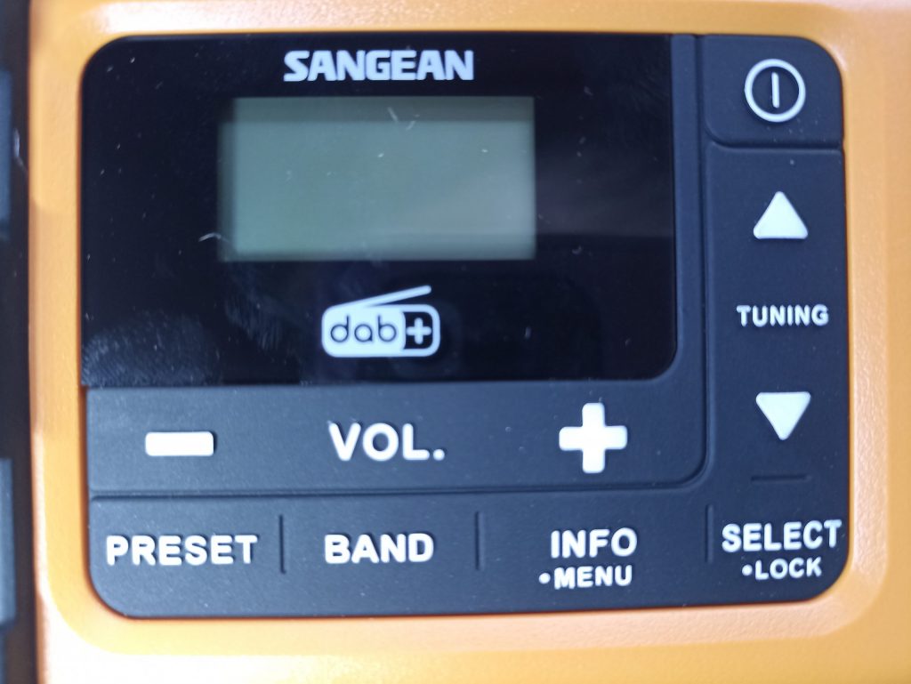 Sangean MMR88 DAB Kurbelradio, Vorderansicht mit Detail Bedienfeld