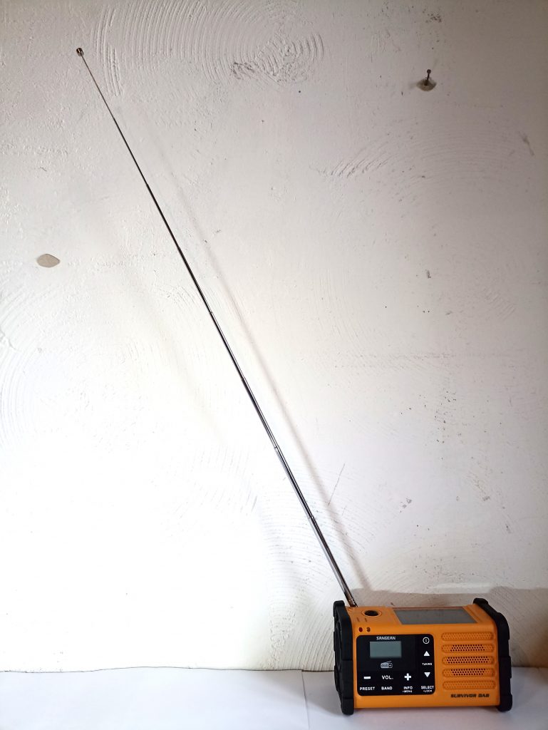 Sangean MMR88 DAB Kurbelradio, Vorderansicht mit auszgezogener Antenne