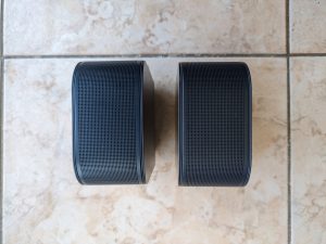 Seitliche Lautsprecher der JBL Bar 800 Soundbar in der frontalen Ansicht