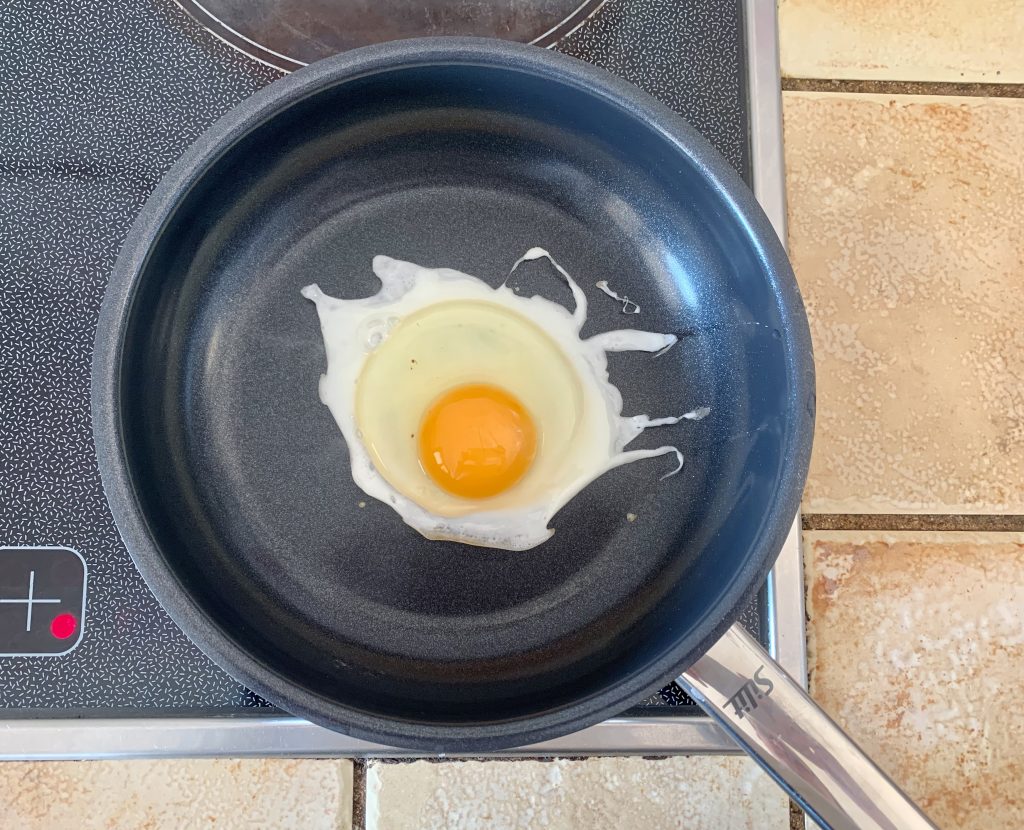 Silit Talis Pfanne beim Braten eines Spiegeleis
