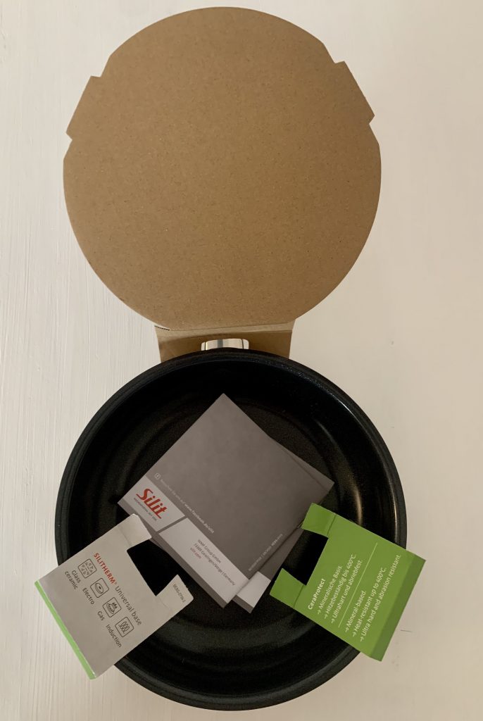 Silit Talis Pfanne geöffnete Verpackung mit Blick auf die Bedienungsanleitung und Garantieheft