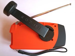 Solarbaby 0810 Kurbelradio, Rückansicht mit gelöster Kurbel und Antenne