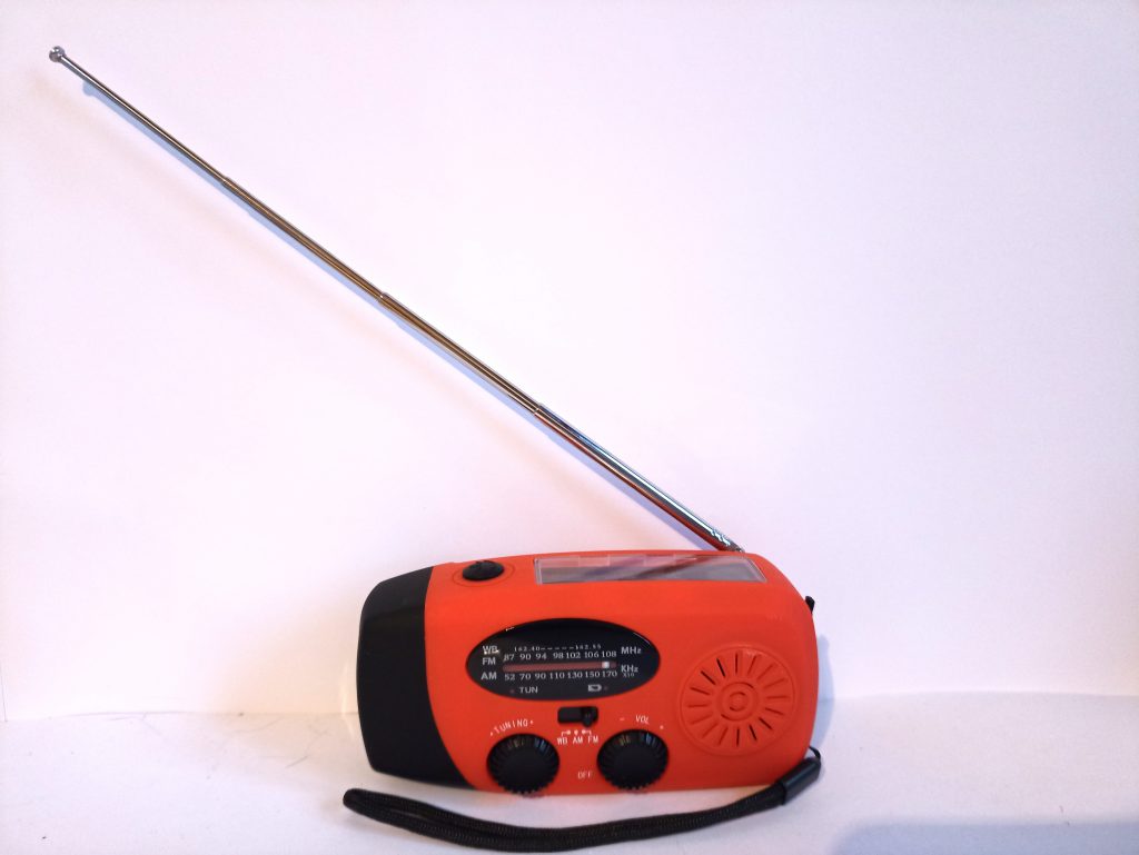 Solarbaby 0810 Kurbelradio, Vorderansicht mit ausgefahrener Antenne