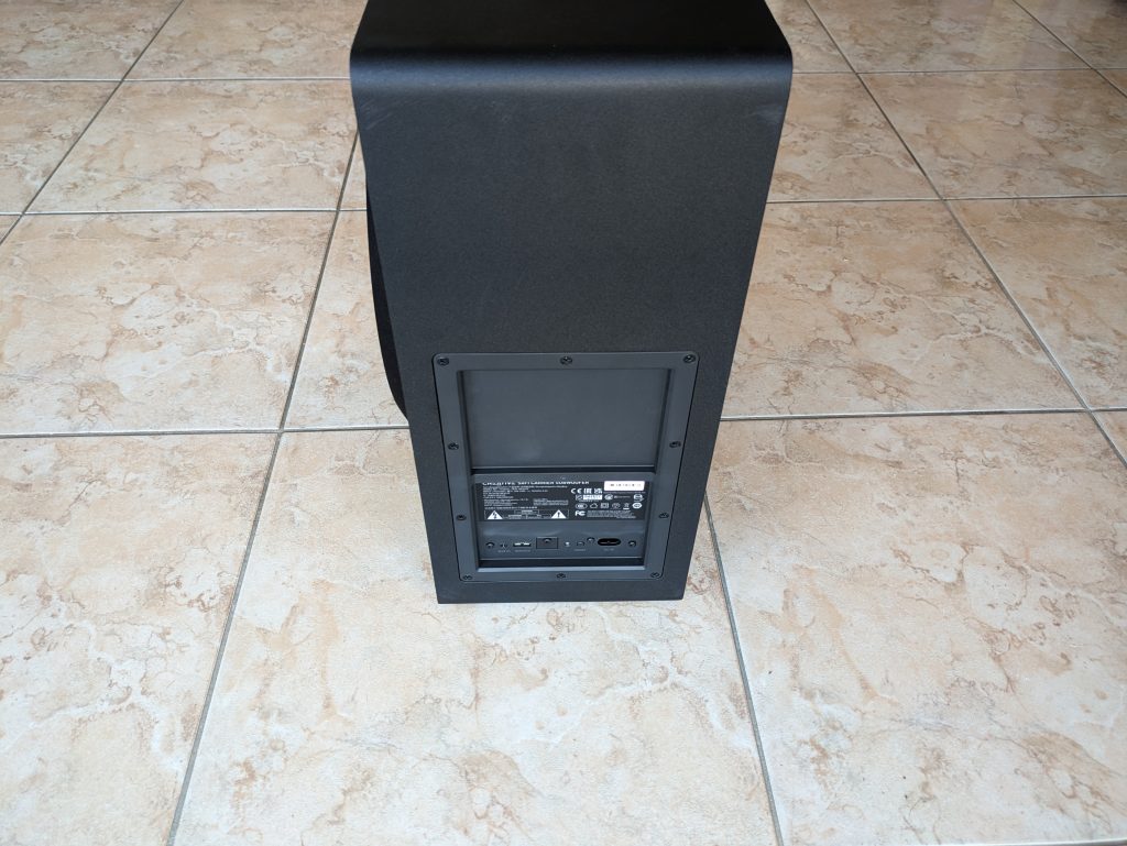 Subwoofer der Creative SXFI CARRIER Soundbar von hinten