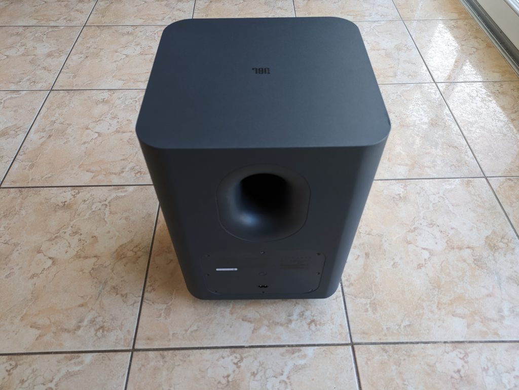 Subwoofer der JBL Bar 800 Soundbar von hinten