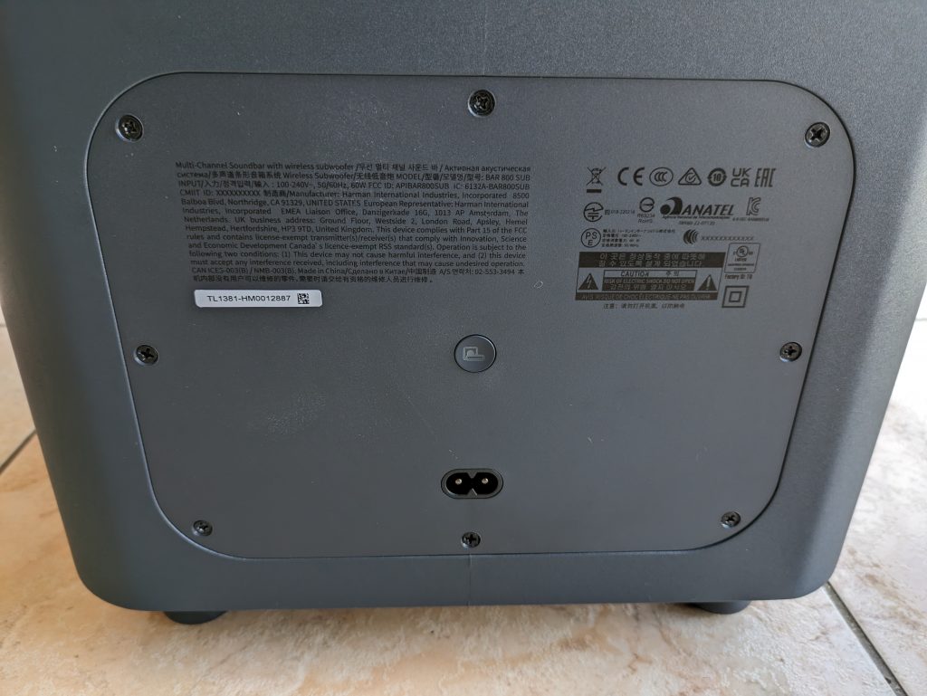 Subwoofer der JBL Bar 800 Soundbar von hinten in der Nahansicht im Anschlussbereich
