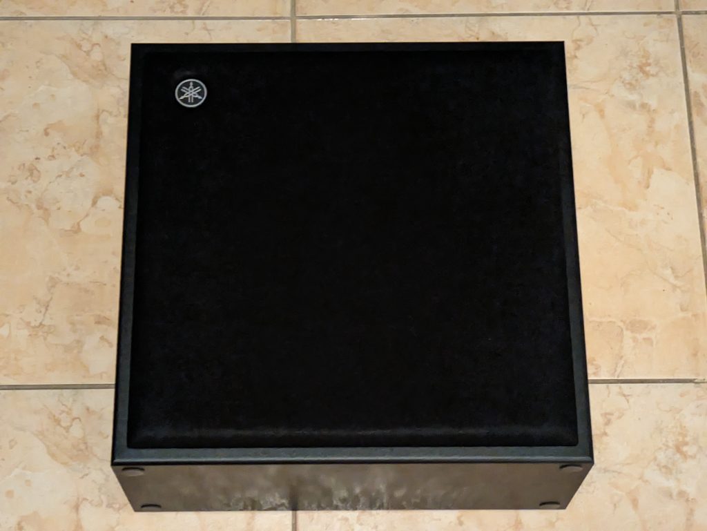 Subwoofer der Yamaha True X Bar 50A Soundbar von der Seite