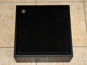 Subwoofer der Yamaha True X Bar 50A Soundbar von der Seite