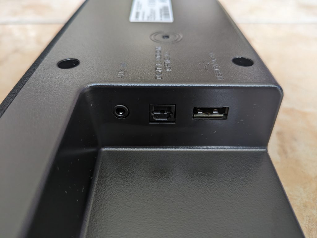 USB-Anschluss und weitere Anschlüsse der Samsung HW T400 Soundbar