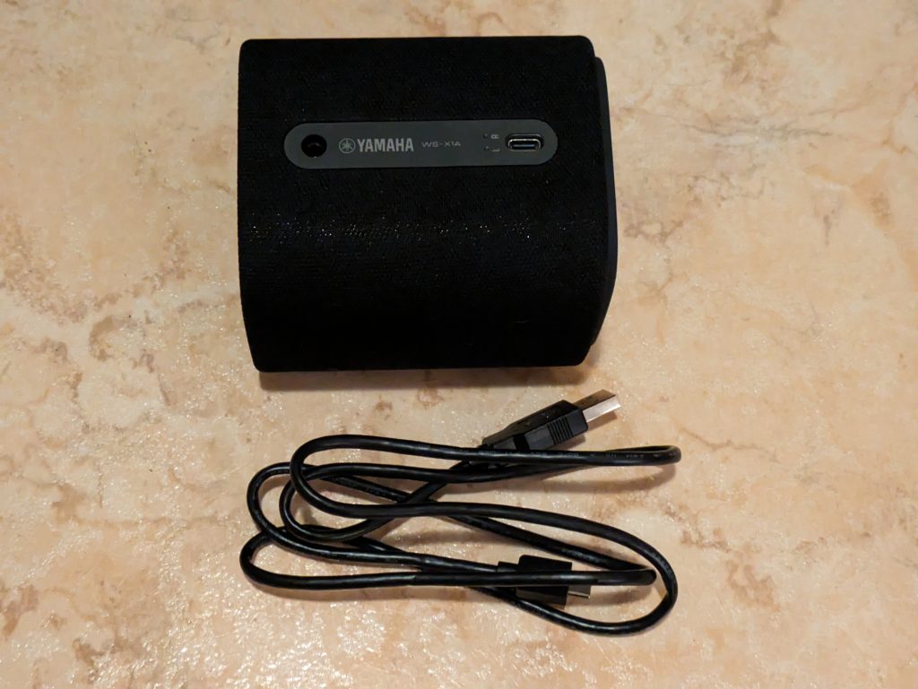 USB-C-Kabel der extra Lautsprecher der Yamaha True X Bar 50A Soundbar