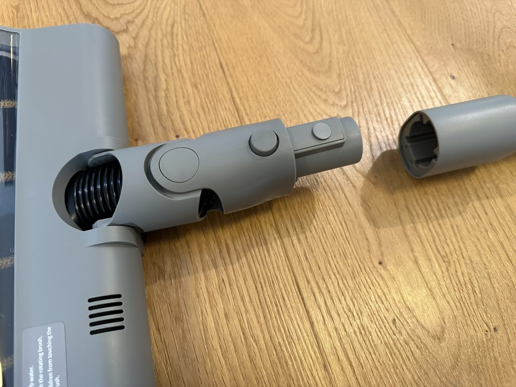 Verbindung zwischen Saugrohr und Multi-Bodendüse des Dreame Z10 Station Akku-Staubsaugers entkoppelt