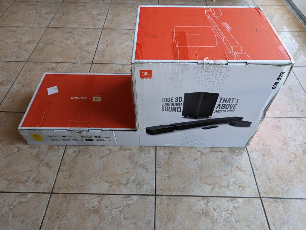 Verpackung der JBL Bar 800 Soundbar in der frontalen Ansicht