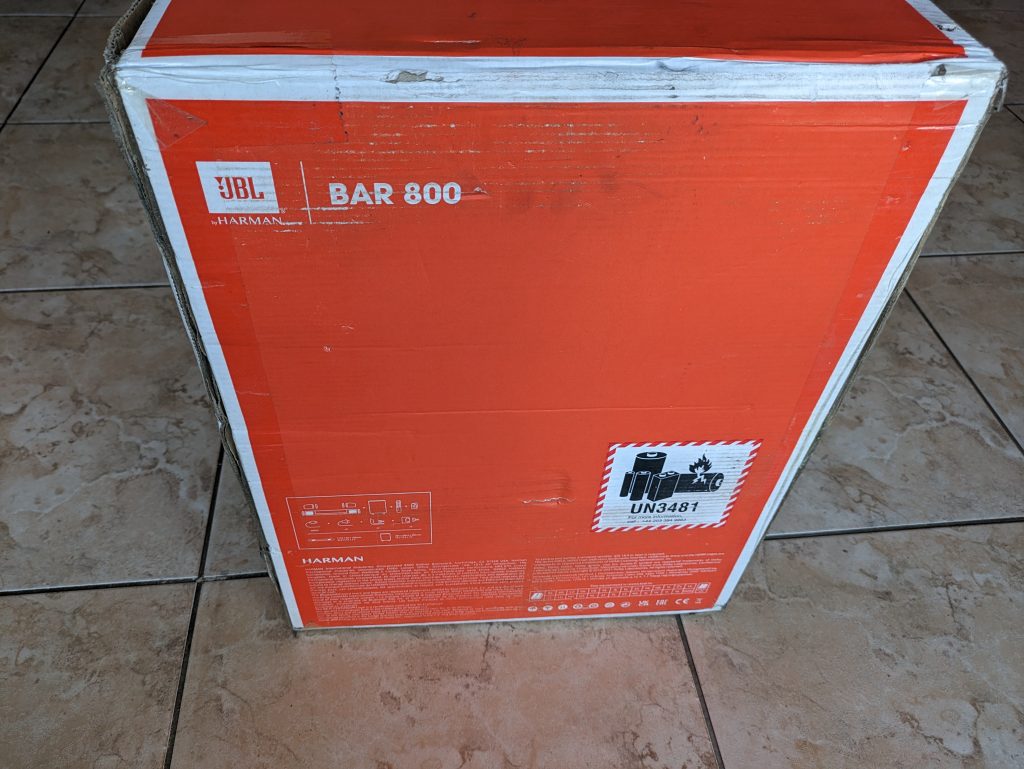 Verpackung der JBL Bar 800 Soundbar von der Seite