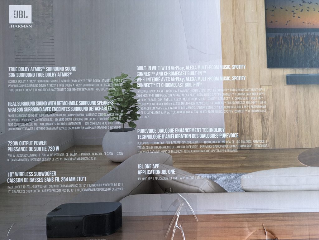 Verpackung der JBL Bar 800 Soundbar von hinten in der Nahansicht