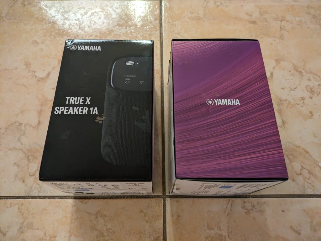 Verpackung der extra Lautsprecher der Yamaha True X Bar 50A Soundbar