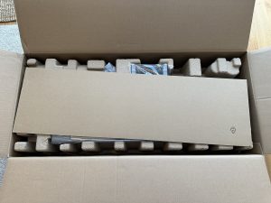 Verpackung des Dreame Z10 Station Akku-Staubsaugers geöffnet mit Schutzkarton