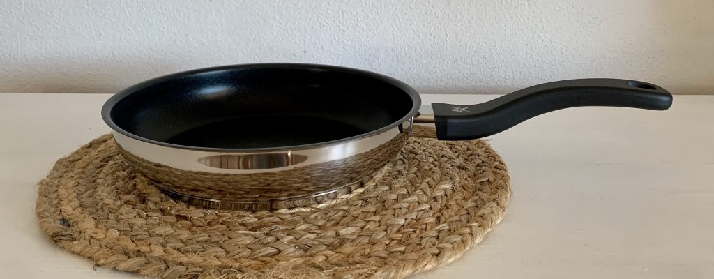 WMF Devil Pfannenset 24-Zentimeter-Pfanne von der Seite
