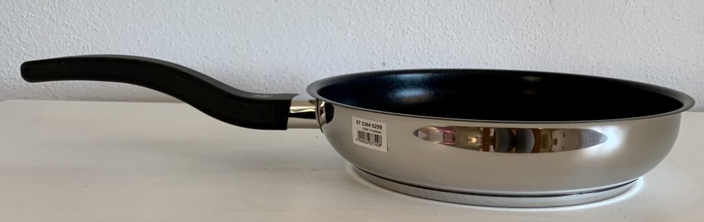 WMF Devil Pfannenset 24-Zentimeter-Pfanne von der Seite mit Griff links