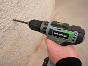 WORKPRO ‎W122039AU Akkuschrauber beim Bohren in Mauerwerk