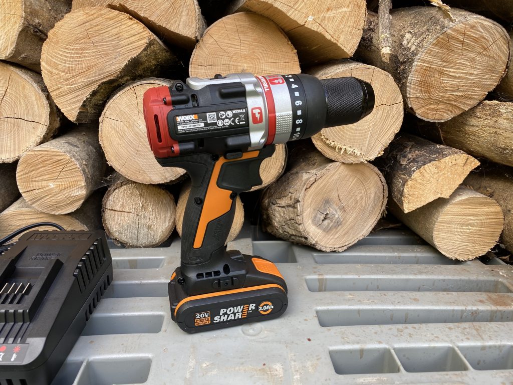 WORX-20V-Akku-Schlagbohrschrauber-SlammerDrill-WX354-vor-Holzunterstand
