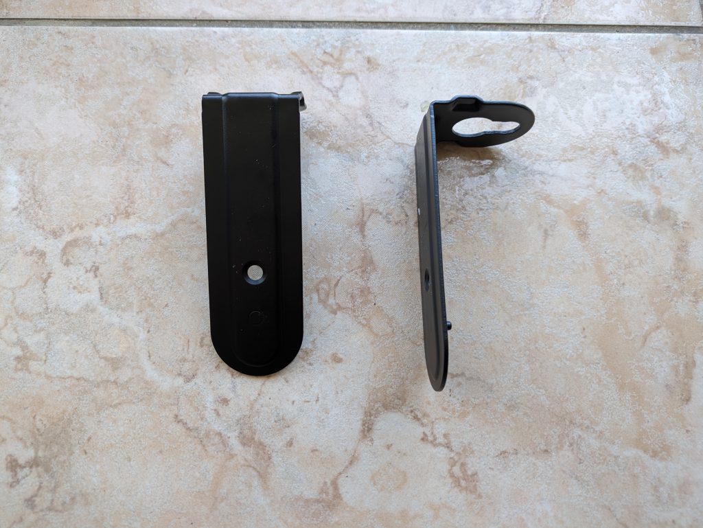Wandhalterungen der JBL Bar 800 Soundbar von hinten und der Seite