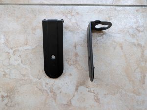 Wandhalterungen der JBL Bar 800 Soundbar von hinten und der Seite