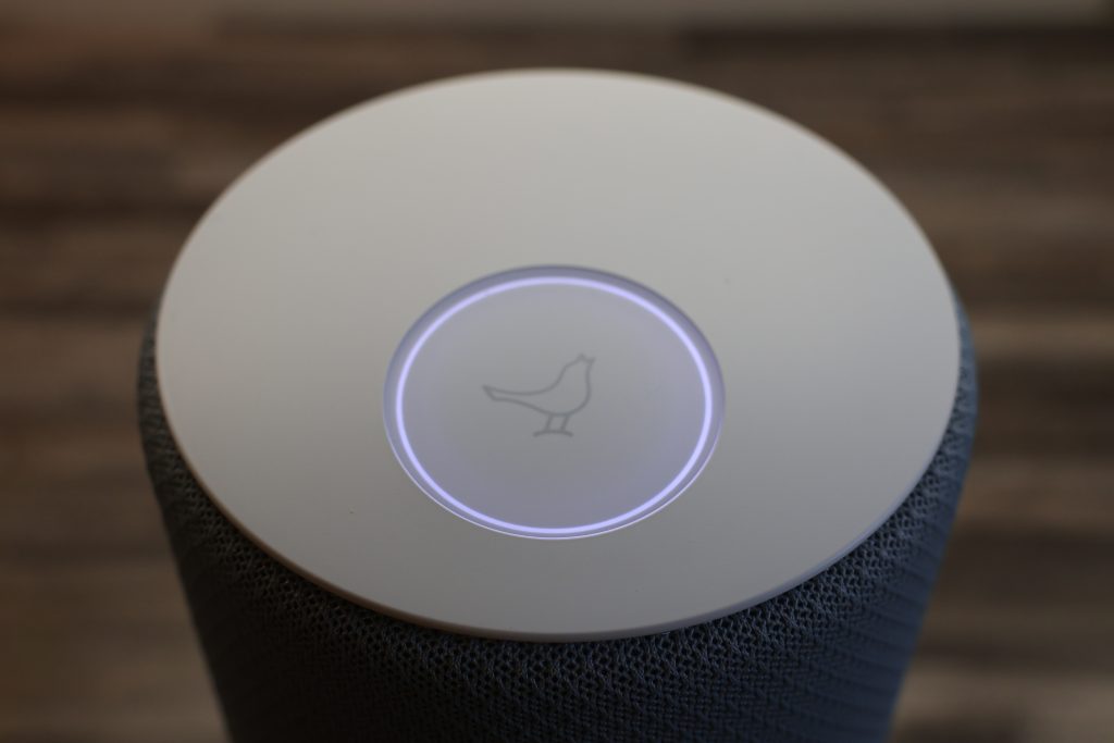 Libratone Zipp 2 Bluetooth-Lautsprecher Knopf beleuchtet