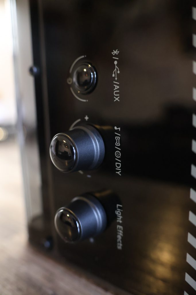 Edifier QD35 Bluetooth-Lautsprecher seitliche Knöpfe