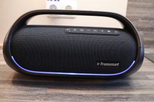 Tronsmart Bang Bluetooth-Lautsprecher Frontansicht beleuchtet