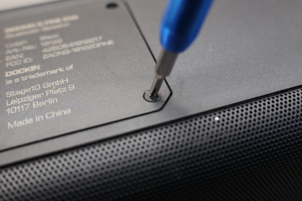 Dockin D Fine Evo Bluetooth-Lautsprecher Akkudeckel aufschrauben
