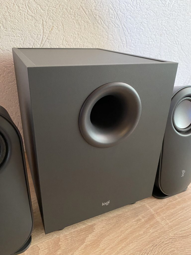 Logitech Z407 PC-Lautsprecher Detail Subwoofer vorne