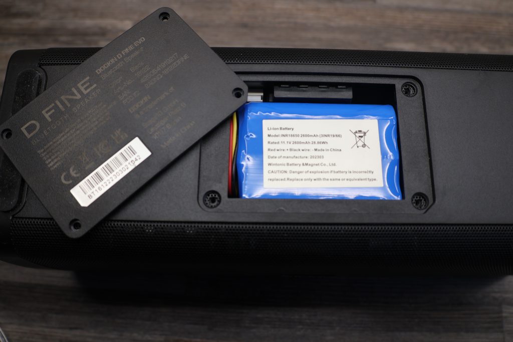 Dockin D Fine Evo Bluetooth-Lautsprecher Akkudeckel offen