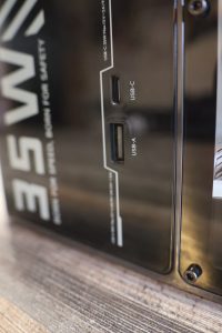 Edifier QD35 Bluetooth-Lautsprecher seitliche Anschlüsse
