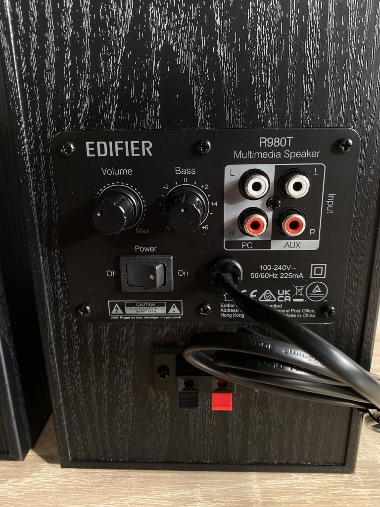 Edifier R980T PC-Lautsprecher Detail Anschlüsse und Regler