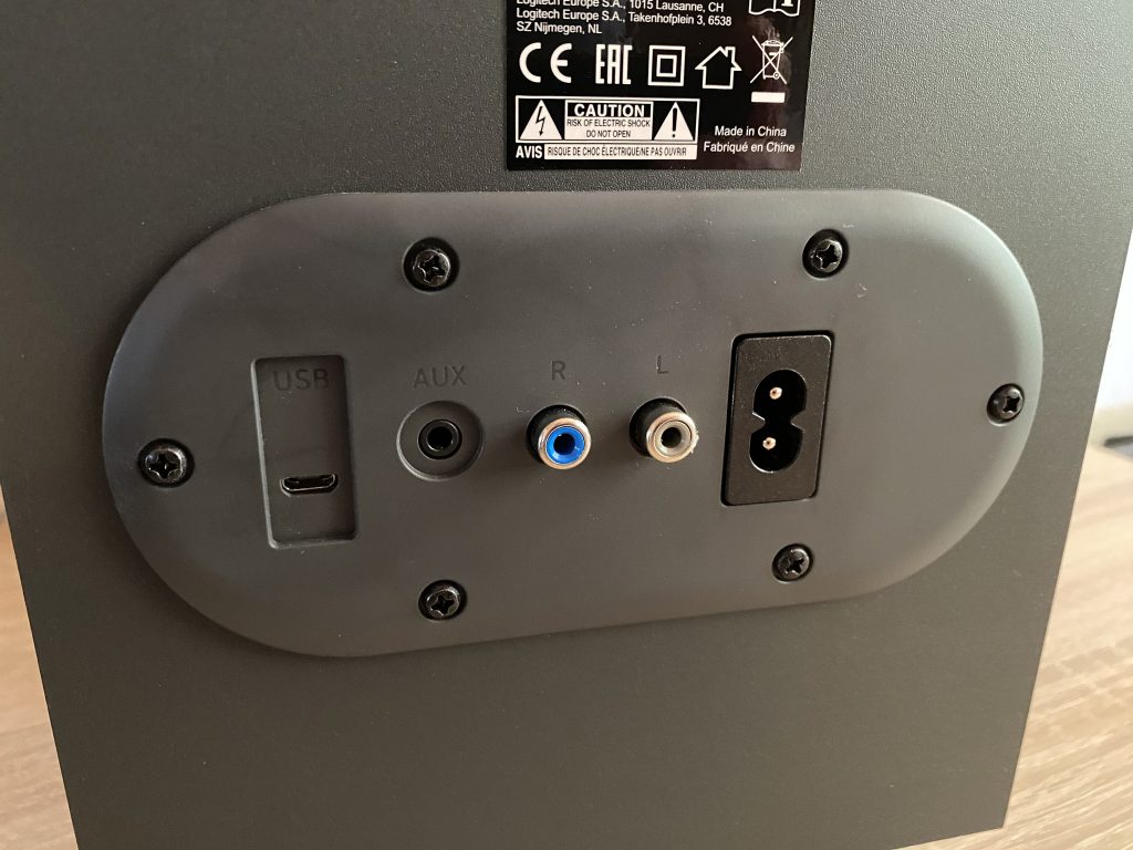 Logitech Z407 PC-Lautsprecher Detail Subwoofer hinten mit Anschlüssen