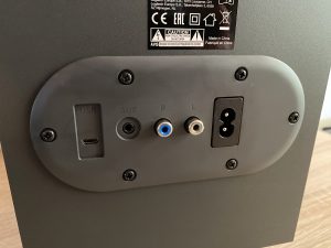 Logitech Z407 PC-Lautsprecher Detail Subwoofer hinten mit Anschlüssen