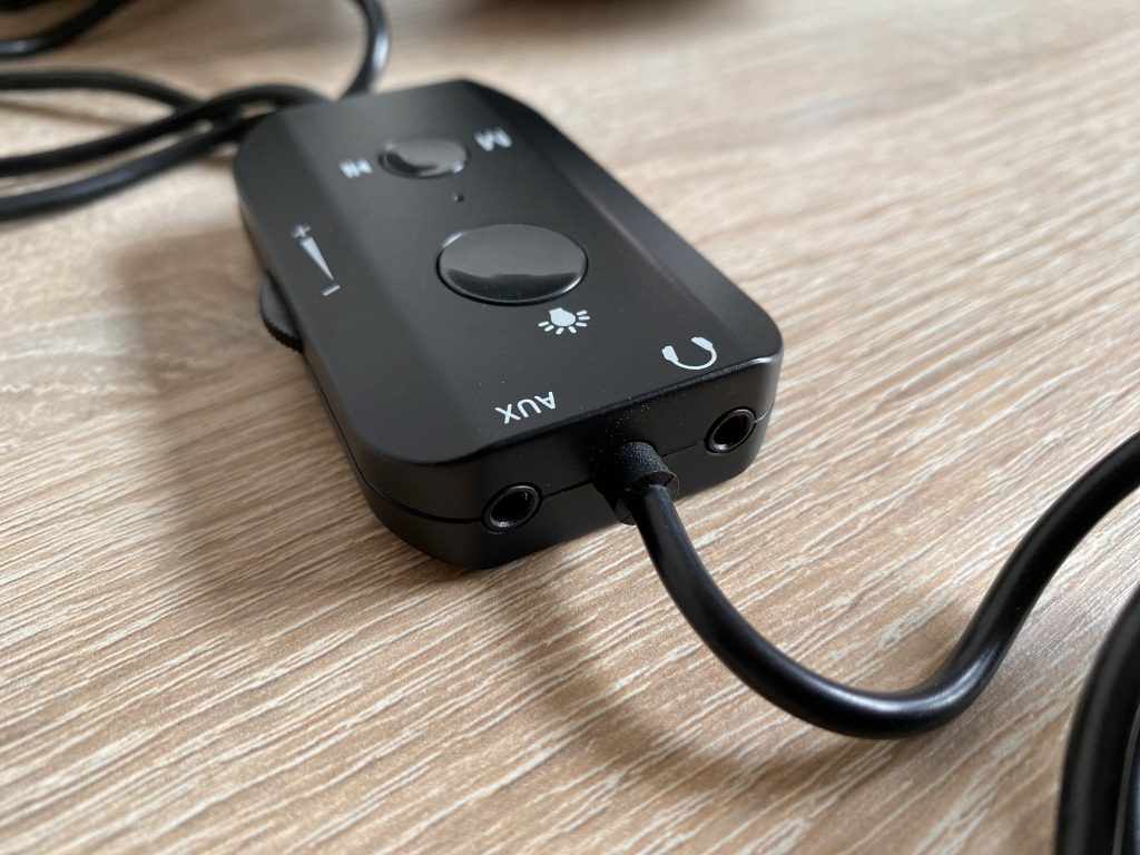 Redragon GS590 PC-Lautsprecher Detail Steuereinheit Kopfhöreranschluss und AUX-Eingang