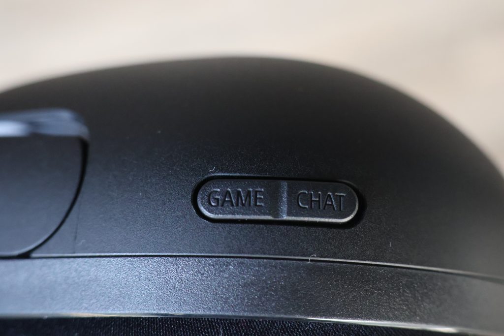Sony Inzone H5 Gaming-Headset Game und Chatknöpfe