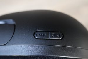 Sony Inzone H5 Gaming-Headset Game und Chatknöpfe