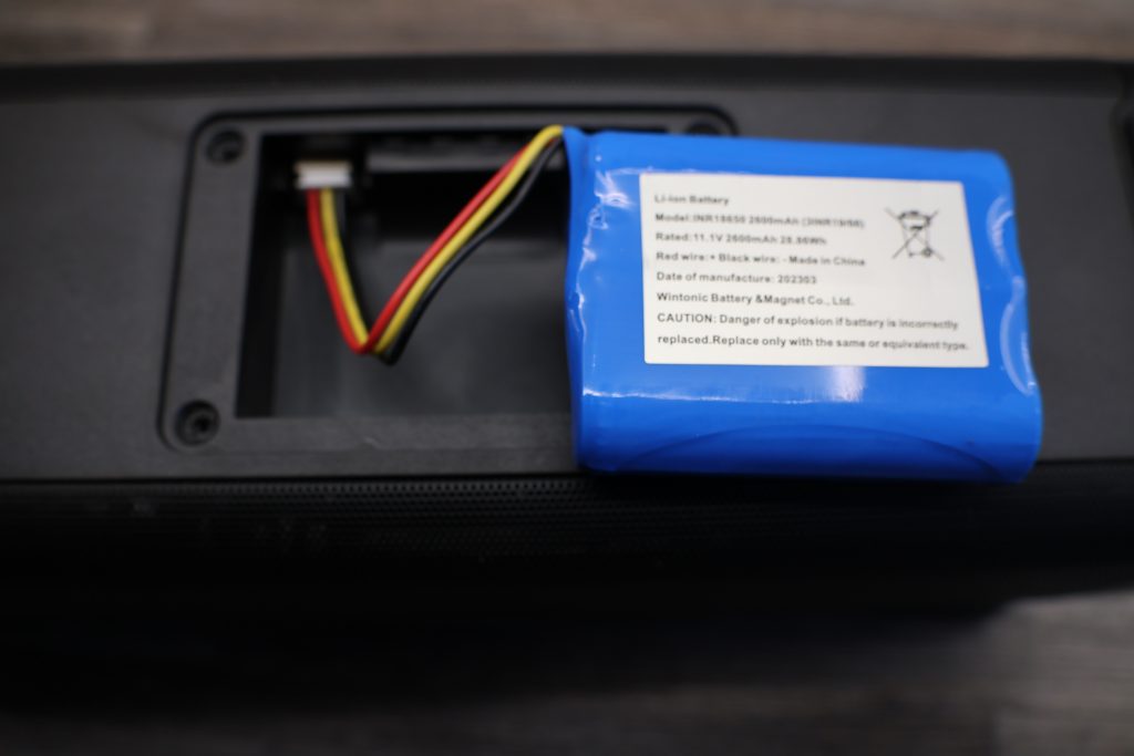 Dockin D Fine Evo Bluetooth-Lautsprecher Akkuentnahme