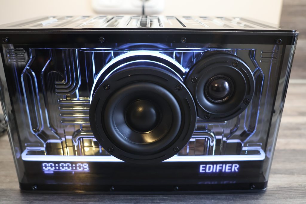 Edifier QD35 Bluetooth-Lautsprecher eingeschaltet