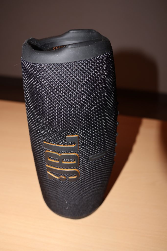 JBL Charge 5 Wifi Bluetooth-Lautsprecher aufrecht