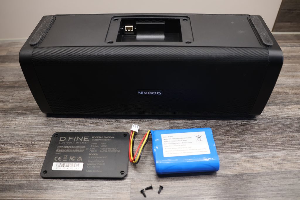 Dockin D Fine Evo Bluetooth-Lautsprecher Akku entnommen